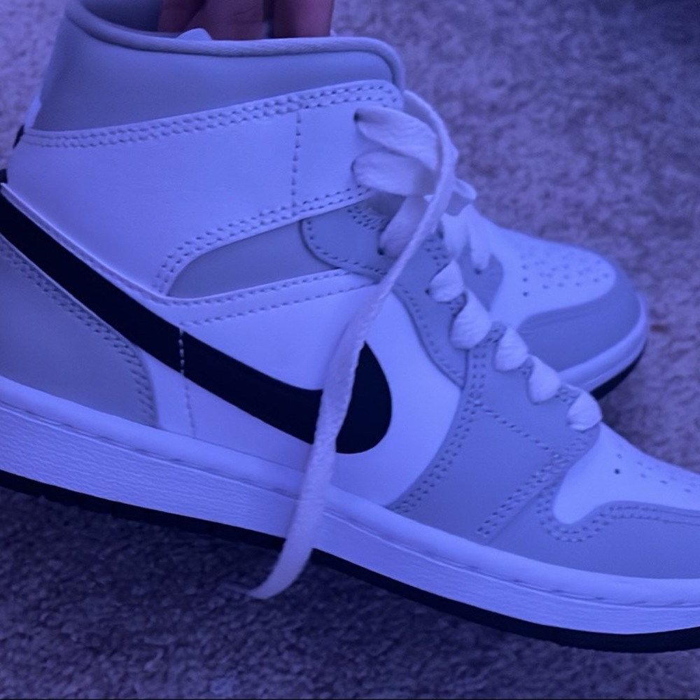 jordan 1 smoke grey, size 5 in womens, slightly creased, good condition